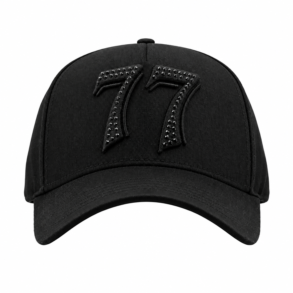 Gorra 77 sobre fondo blanco y con encuadre uniforme