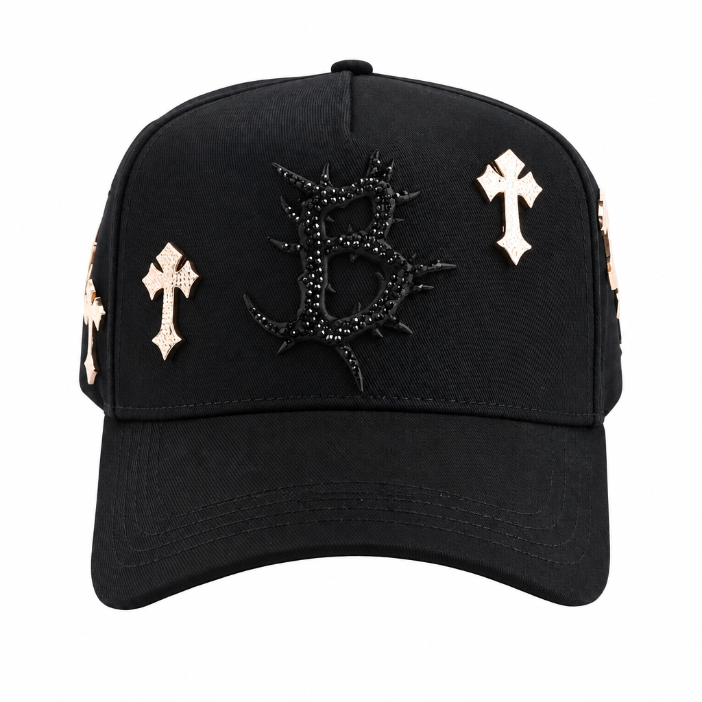 Gorra con cruces y encuadre uniforme