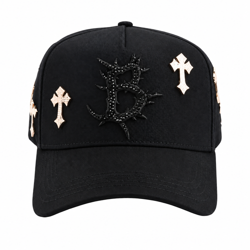 Gorra con cruces y encuadre uniforme