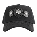 Gorra con encuadre uniforme y fondo blanco