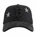 Gorra con encuadre uniforme y fondo blanco