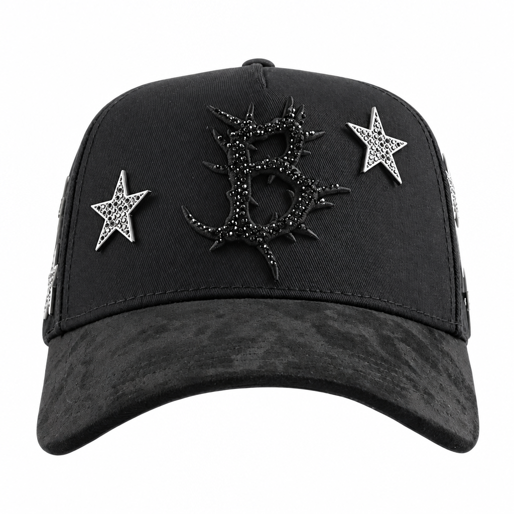 Gorra con encuadre uniforme y fondo blanco