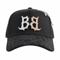 Gorra con encuadre uniforme y fondo blanco