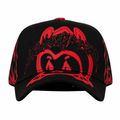 Gorra negra y roja con fondo blanco y tamaño uniforme