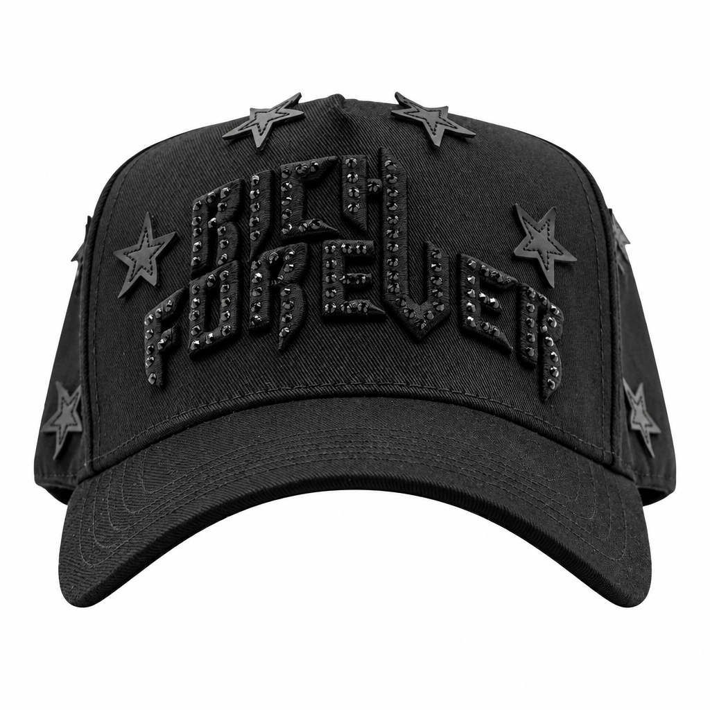 Gorra Rich Forever sin sombra exterior y con encuadre uniforme